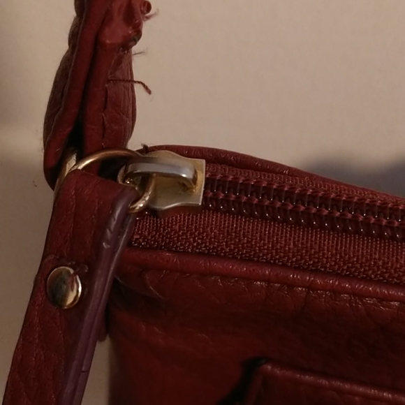 Enzio Angiolini crossbody bag in maroon color - Picture 4 of 8